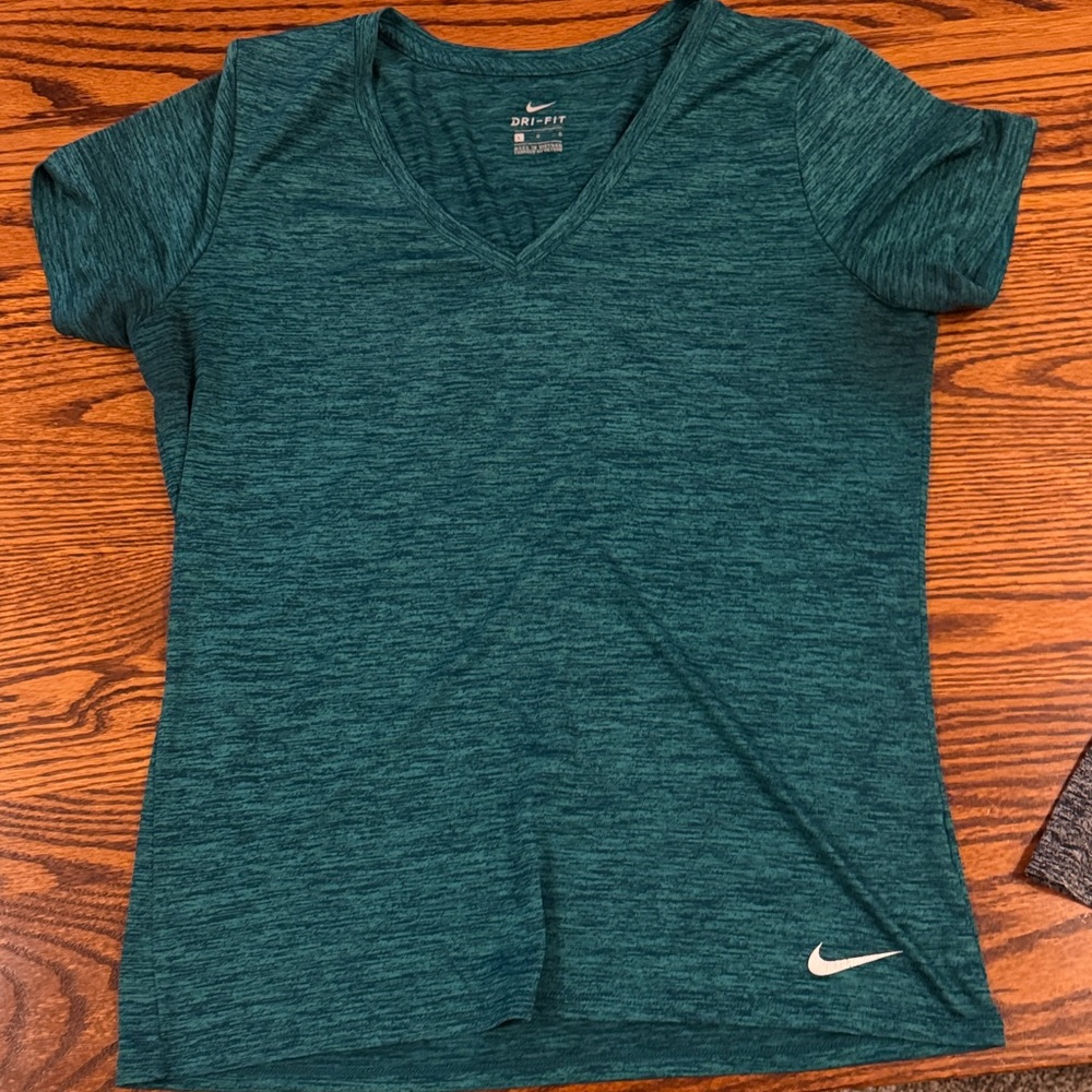 Set of Three Dri-fit shirts. - Picture 4 of 6